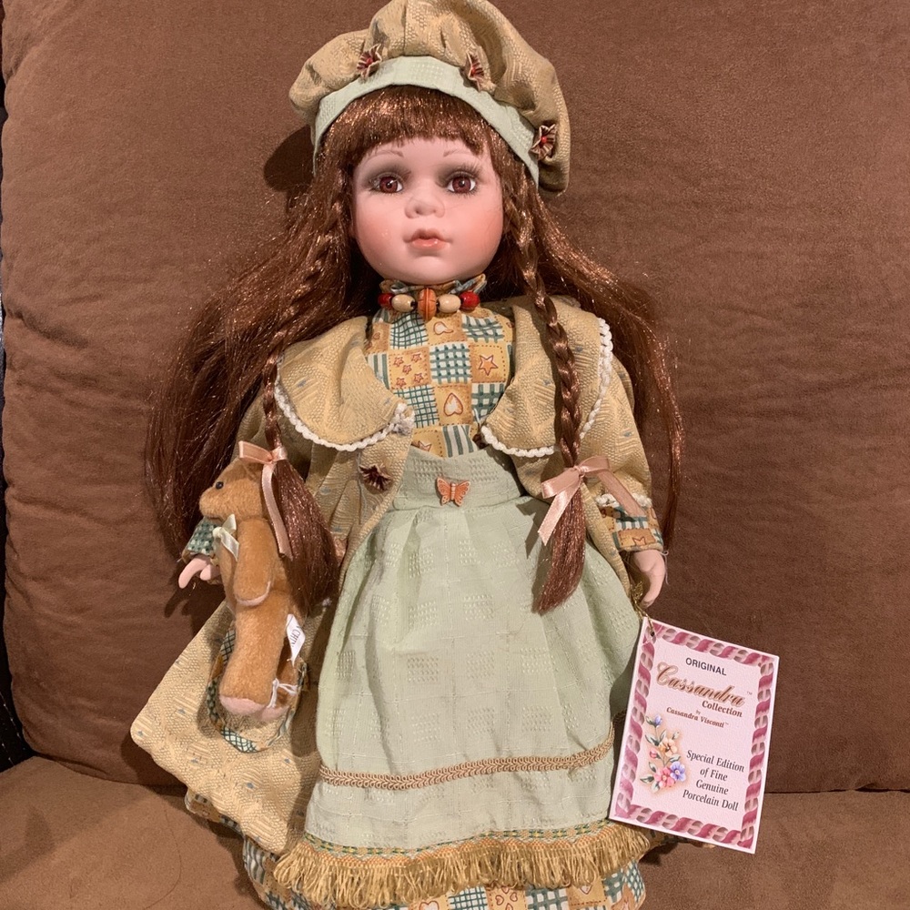 CASSANDRA COLLECTION BY CASSANDRA VISCONTI PORCELAIN DOLL 2005 LTD